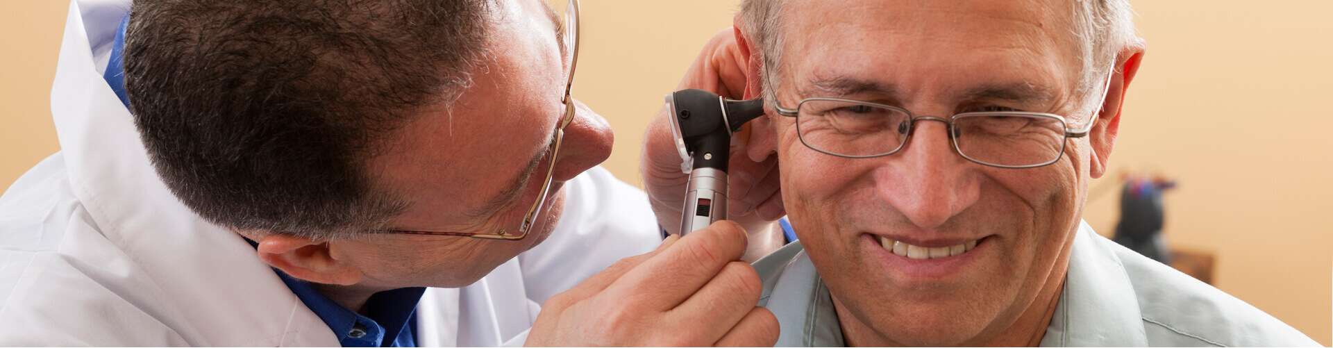 audiologists helps patient
